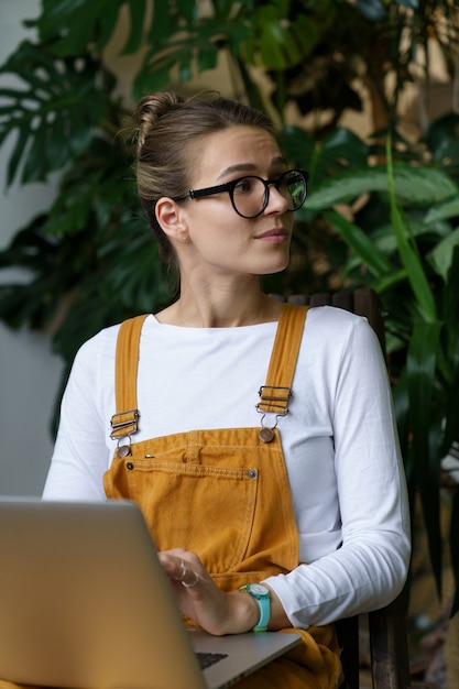 Kleinunternehmer oder freiberufliche Gärtnerinnen arbeiten aus der Ferne und verwenden einen Laptop, um mit dem Kunden zu kommunizieren