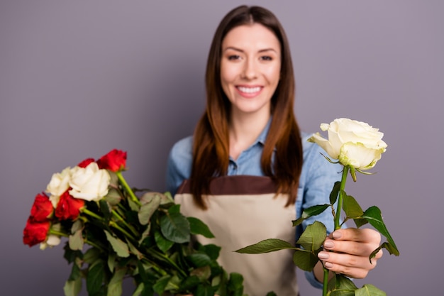 Kleinunternehmer posiert mit einem Strauß Rosen