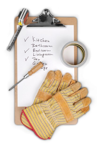 Klemmbrett mit Checkliste und Maßband, Handschuhe, Klebeband und Schraubendreher