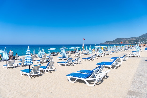 Kleopatra-Strand mit schönem Sand und blauem Meer Alanya Antalya Türkei