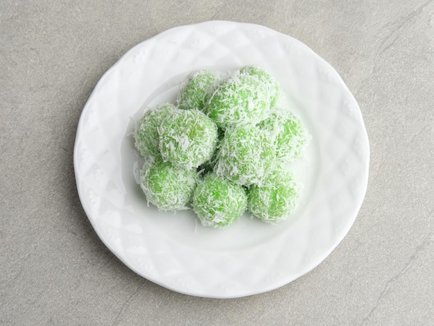 Klepon es un aperitivo tradicional popular de Indonesia elaborado con harina de arroz glutinoso y azúcar moreno