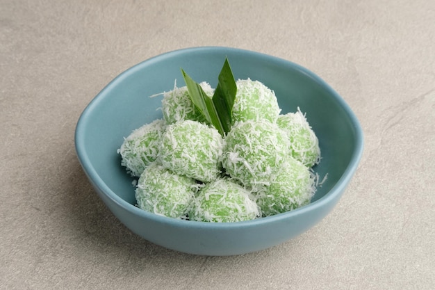 Foto klepon es un aperitivo tradicional popular de indonesia elaborado con harina de arroz glutinoso y azúcar moreno