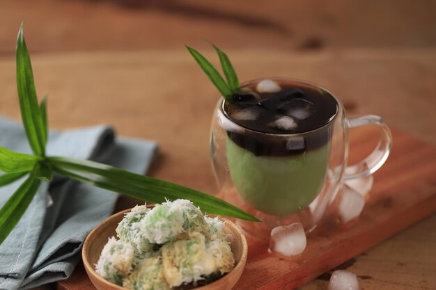 Klepon Latte Sweet Rice Ball gefüllt mit Palmzucker und Topping von Green Latte