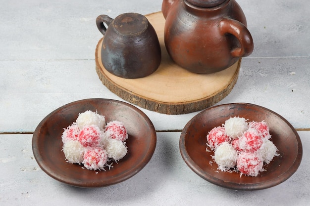 Klepon merah putih é comida tradicional indonésia feita de farinha de arroz glutinosa com açúcar de palma