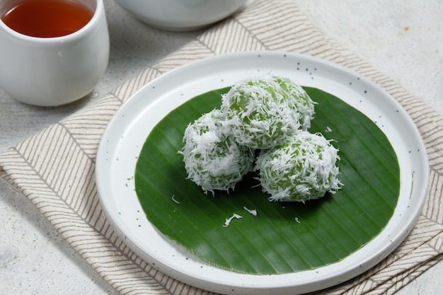 Klepon oder Kelepon ist einer der traditionellen Snacks Indonesiens, der in Malaysia auch als Onde Onde bekannt ist