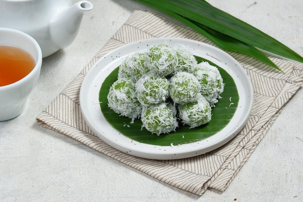 Klepon oder Kelepon ist einer der traditionellen Snacks Indonesiens, der in Malaysia auch als Onde Onde bekannt ist