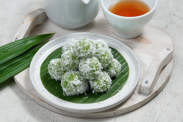 klepon ou kelepon é um dos lanches tradicionais da Indonésia também conhecido na malásia como onde onde