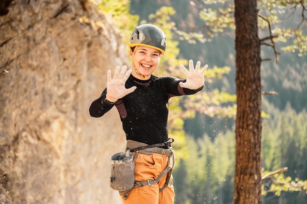 Kletterer, der Kletterausrüstung trägt Klettern an einer Felswand Klettern Sport und Bouldern Konzept Kletterer klettert an einer Felswand