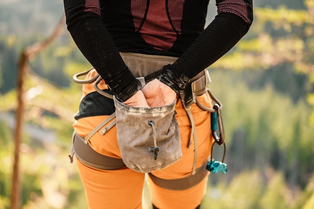 Kletterer, der Kletterausrüstung trägt Klettern an einer Felswand Klettern Sport und Bouldern Konzept Kletterer klettert an einer Felswand