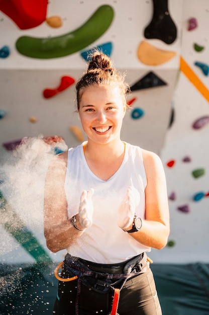 Kletterer mit Kletterausrüstung Klettern an einer Felswand im Freien Xtreme-Sport- und Boulderkonzept Kletterer klettert an einer Felswand