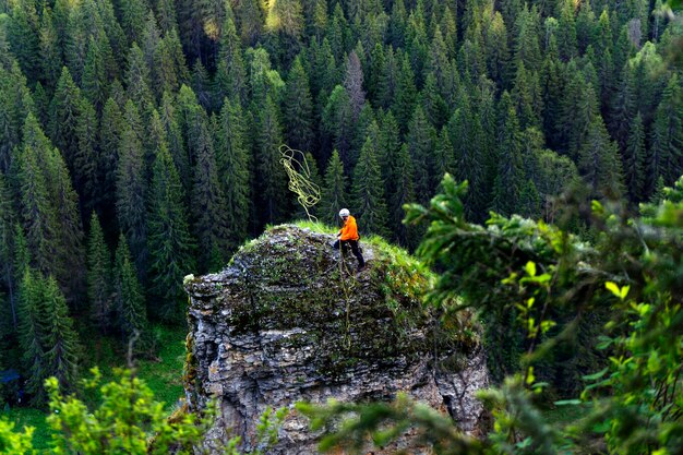 Kletterer wirft ein Seil und bereitet sich darauf vor, von einer steilen Klippe abzusteigen