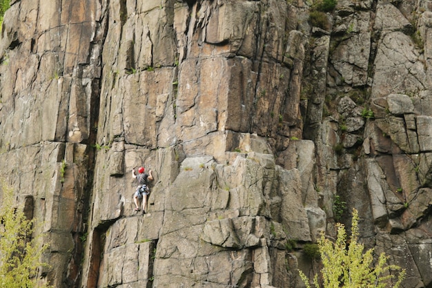 Kletterin auf einem Felsen