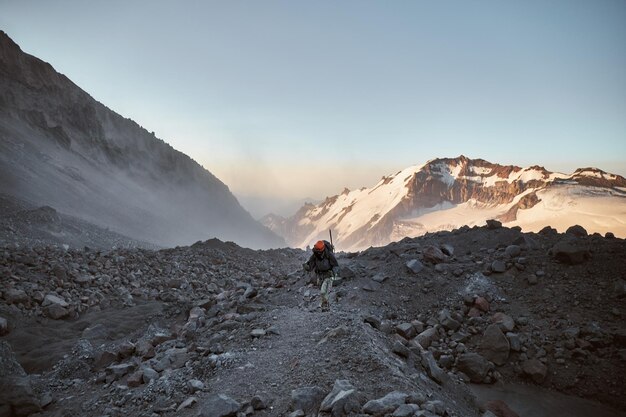 Klettern Kazbek Georgien männlichen Kletterer gehen zum Gipfel Natur der kaukasischen Berge Mount Kazbek alpinistische Expedition