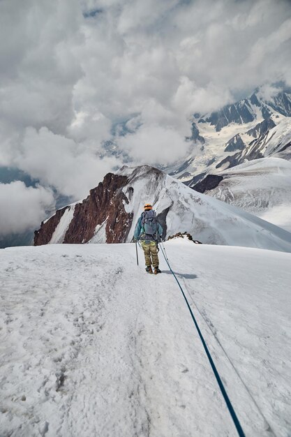 Klettern Kazbek Georgien männlichen Kletterer gehen zum Gipfel Natur der kaukasischen Berge Mount Kazbek alpinistische Expedition