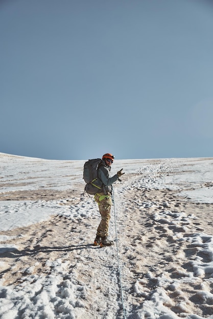 Klettern Kazbek Georgien männlichen Kletterer gehen zum Gipfel Natur der kaukasischen Berge Mount Kazbek alpinistische Expedition