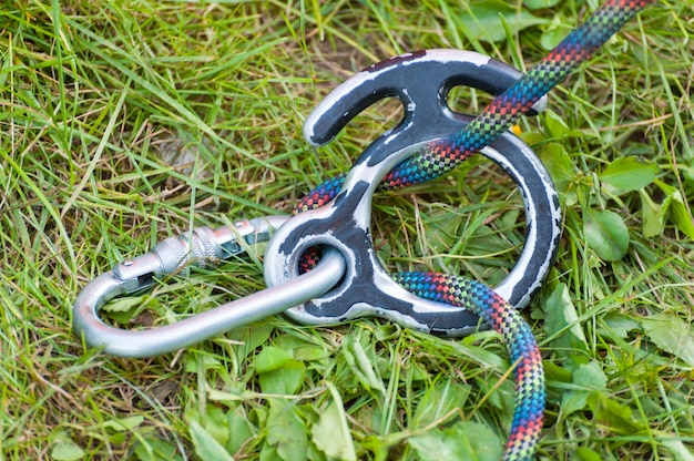 Foto klettersportbild eines karabiners an einem seil. kletterkonzept