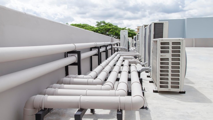 Klimaanlage HVAC auf dem Dach eines Industriegebäudes.