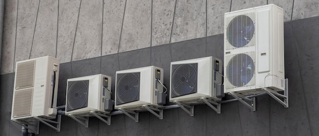 Klimaanlagen, die außerhalb der Gebäudewand installiert sind
