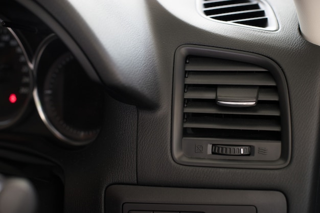 Klimaanlagenentlüftungsgrill in einem modernen Auto