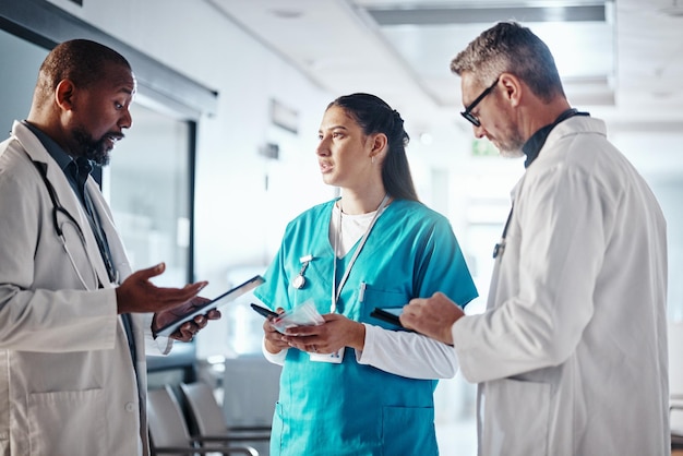 Klinik Teamarbeit und Arzt mit Ordner Gespräch und Brainstorming für Gesundheitsversorgung und Hilfe Medizinische Führungskräfte und leitende Fachleute mit Gruppenberatung oder Besprechung mit Dokumenten oder Verwaltung