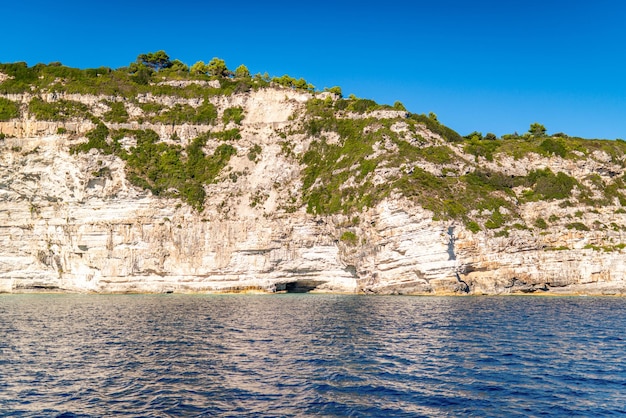 Klippe mit weißen Steinen in der Nähe des Meeres der Insel Korfu in Griechenland