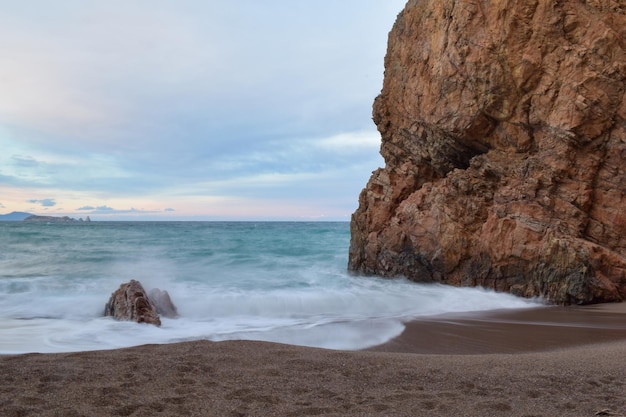 Klippe türkisfarbenes Wasser Sommer Atlantik