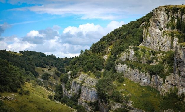 Klippen der Cheddar-Schlucht vom hohen Standpunkt aus.