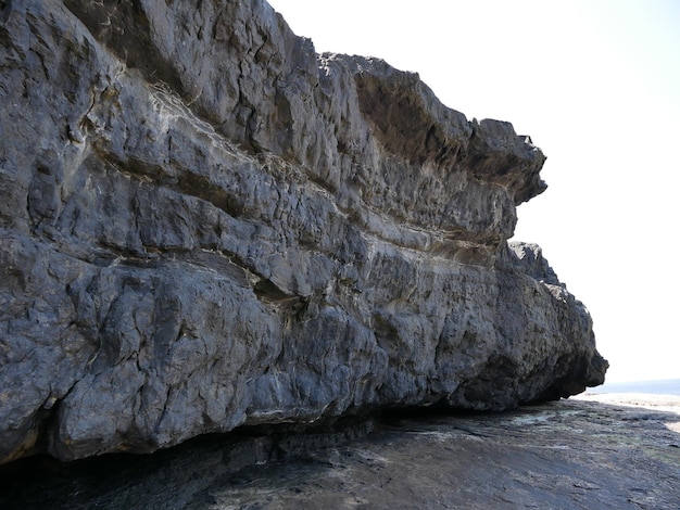 Klippen und Hügel, Felsen, Schluchten, große Steine, Schönheit in der Natur, Urlaubsreise nach Irland im Hintergrund