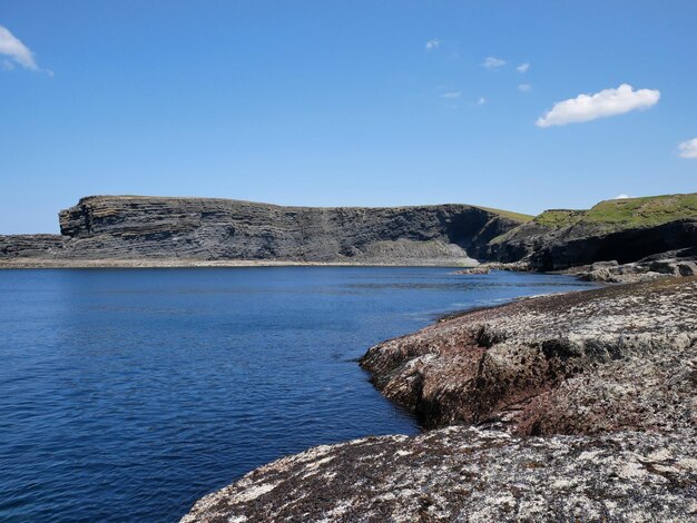 Klippen und Wolken des Atlantischen Ozeans Felsen und Lagunen Schönheit in der Natur