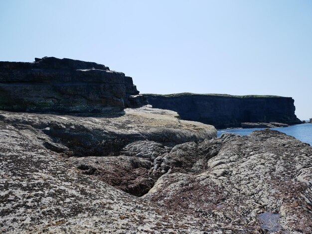 Klippen und Wolken des Atlantischen Ozeans, Felsen und Lagunenschönheit in der Natur. Urlaubsreise-Entspannungshintergrund