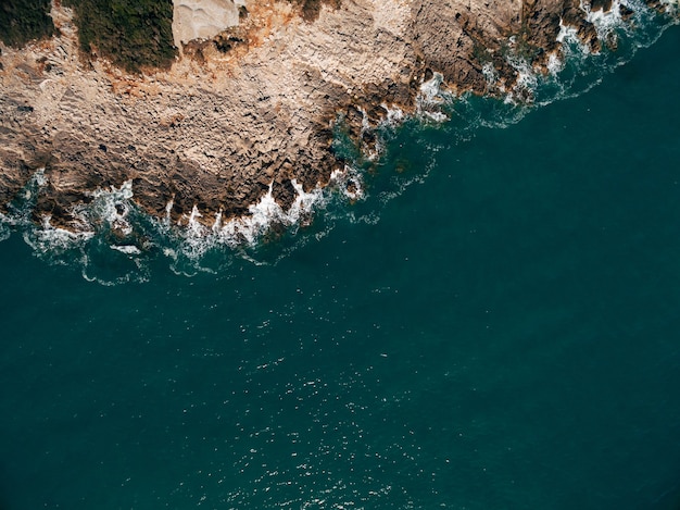 Klippenbucht auf Mallorca mit klarem blauem Wasser