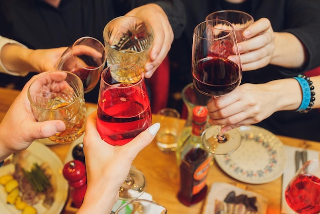 Klirrende Gläser mit Alkohol und Toastparty