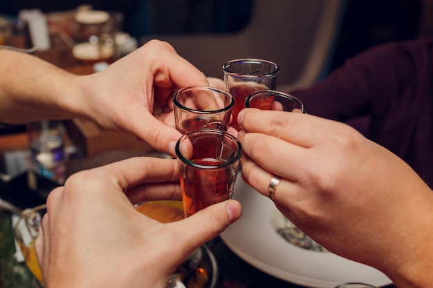 Klirrende Gläser mit Alkohol und Toastparty