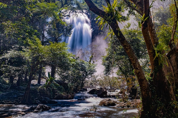 Foto klonglan nationalpark in thailand (klonglan wasserfall)