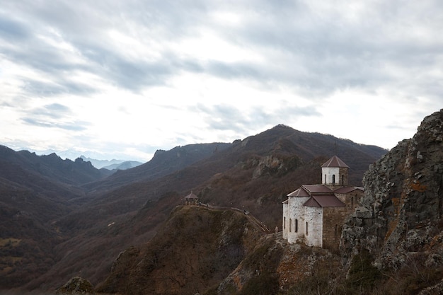 Kloster auf Klippe heiliger Ort in Bergen Herbstlandschaft alte orthodoxe Kirche