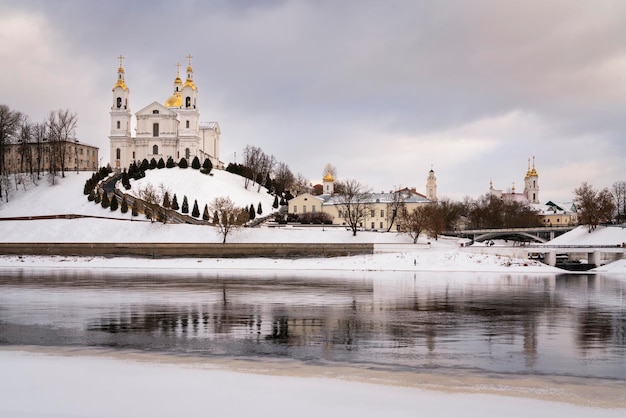 Kloster des Heiligen Geistes und Kathedrale der Heiligen Himmelfahrt an einem sonnigen Wintertag Vitebsk Weißrussland