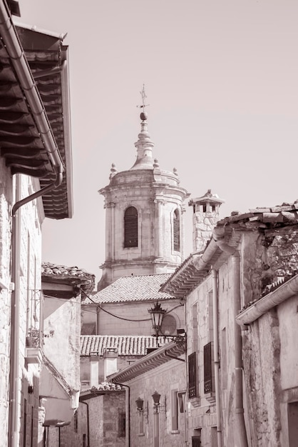 Kloster Kirchturm, Santo Domingo de Silos, Burgos, Spanien in Schwarz-Weiß-Sepia-Ton