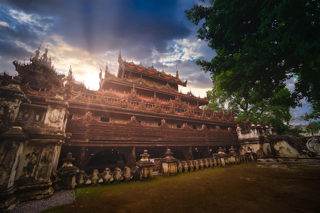 Kloster Shwenandaw Kyang bei Sonnenuntergang in Mandalay Myanmar