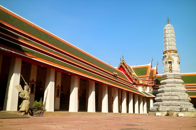 Kloster Wat Pho Tempel mit Pagode und chinesischer Wächter-Statue in der Altstadt von Bangkok Thailand