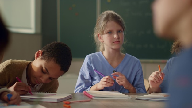 Foto kluge schuljungen und schulmädchen, die zusammen in der schule naturwissenschaften studieren