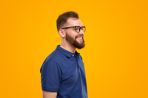 Kluger, glücklicher Mann mit Brille im Studio