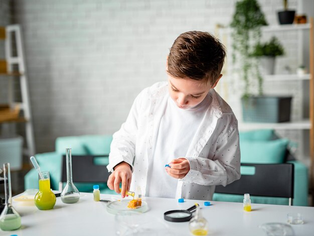 Kluger Junge im Chemieunterricht in der Schule