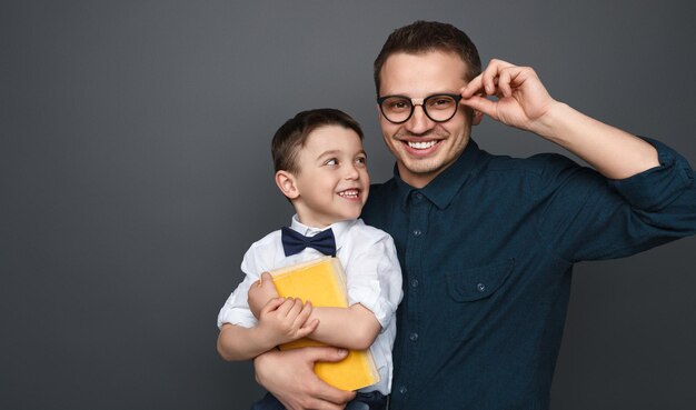 Kluger Vater und Sohn mit Buch