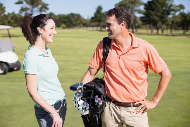 Kluges lächelndes Golferpaar