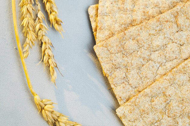 Foto knäckebrot aus vollkornweizen und ähren