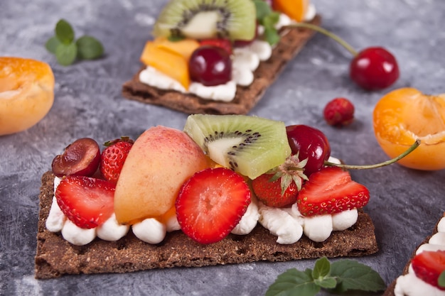 Knäckebrot mit Frischkäse, Obst und Beeren