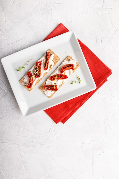 Knäckebrot mit getrockneten Tomaten