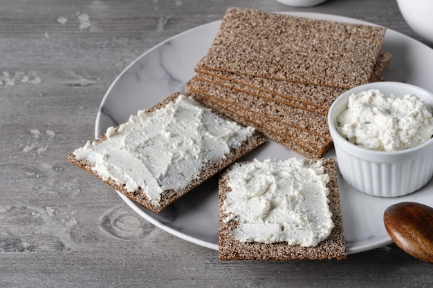 Foto knäckebrot-roggen-toast mit hüttenkäse