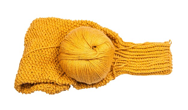 Knäuel aus gelbem Garn auf gestrickten Pulloverärmeln