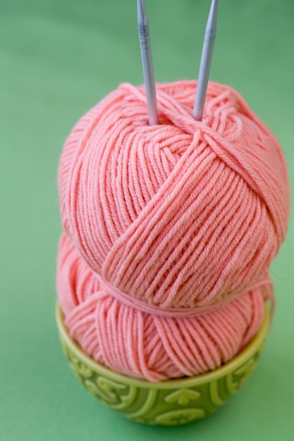 Knäuelgarn rosa Knäuel aus Garn und Stricknadeln